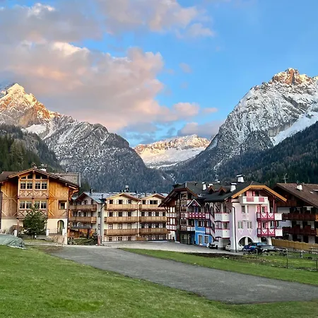 Dolomiti Luxury Mountain View Ski-in Ski-out アパートホテル カナツェーイ