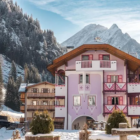 Dolomiti Luxury Mountain View Bike Friendly Aparthotel Canazei