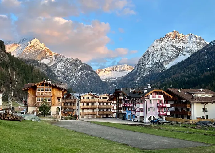 Dolomiti Luxury Mountain View Bike Friendly Aparthotel Canazei