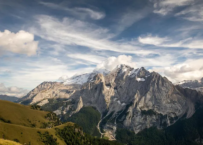 Dolomiti Luxury Mountain View Ski-in Ski-out アパートホテル カナツェーイ